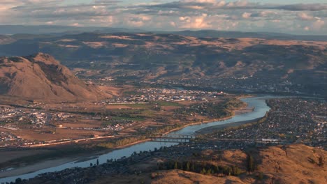 Sunset-Symphony:-Luftaufnahme-Von-Kamloops,-Der-Halbtrockenen-Wüste-Und-Dem-Ruhigen-Thompson-River