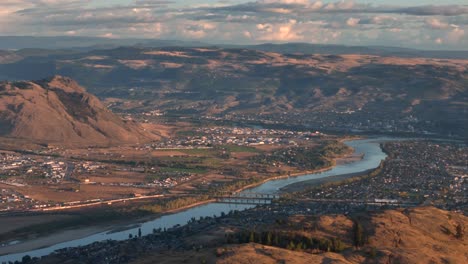 sinfonía del atardecer: vista aérea de kamloops, el desierto semiárido y el sereno río thompson
