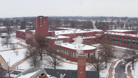 nieve de invierno en el edificio de la universidad de la escuela americana