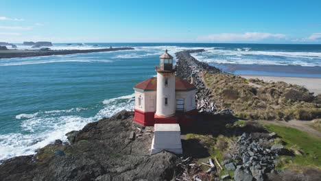 Impresionante-Toma-Aérea-De-Dron-De-4k-Que-Muestra-El-Faro-Del-Río-Coquille-Y-El-Mar-Hacia-El-Noroeste-Del-Pacífico