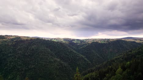 Vista-Aérea-Del-Valle-De-Montaña-De-Los-Cárpatos-Con-Bosque-Verde-En-Marisel