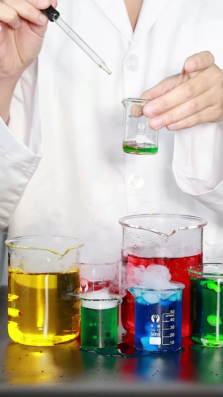 실험실 에서 다채로운 화학 반응 을 수행 하는 과학자