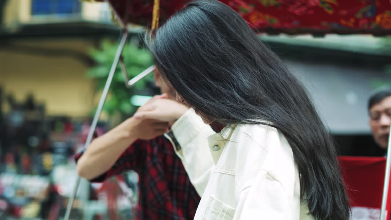 vista de mano de una pareja vietnamita viajando en un pedicab