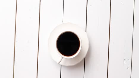 taza de bebida caliente en la mesa