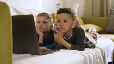 kids enjoying film on the sofa