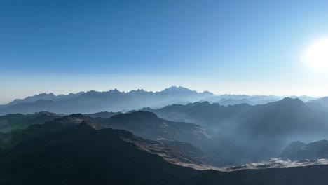 太陽が昇るときの山の空飛ぶ景色ラ・ヴェロニカ山の近く聖なる谷クスコ