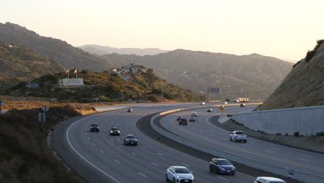 Simi-Valley,-California,-EE.-UU.-Puesta-De-Sol-En-La-Autopista-Con-El-Cartel-De-Bienvenida-A-Simi-Valley-Filmado-En-4k-De-Alta-Resolución