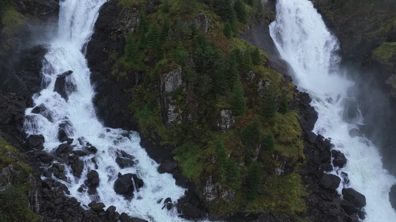 Pohled z výšky na vodopád Latefossen v kopcích západního Norska