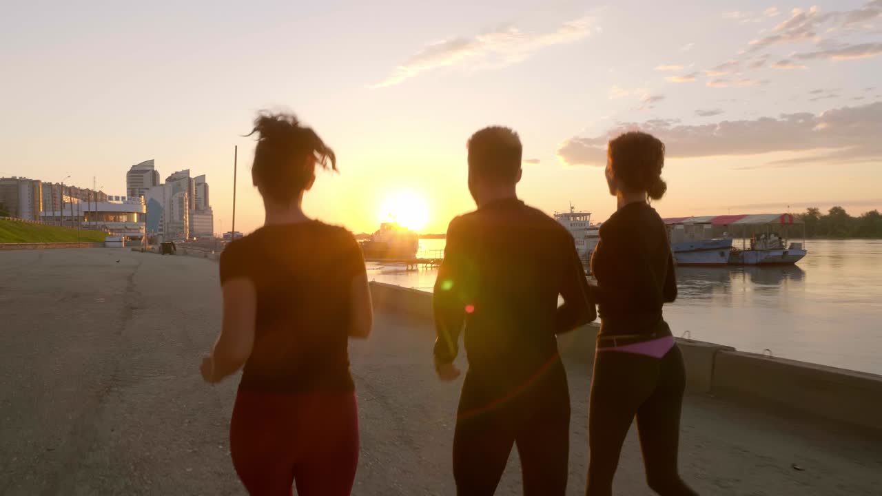 un grupo de amigos divirtiéndose corriendo juntos.