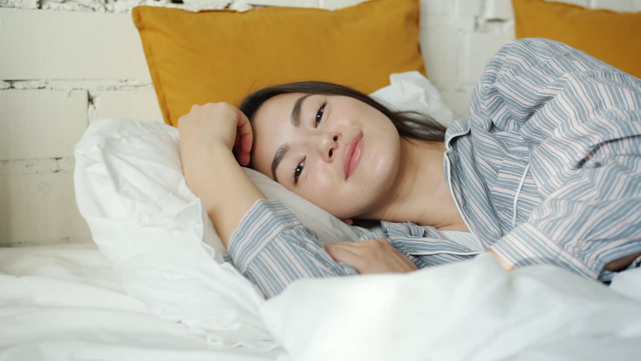 침대에서 자고 있는 여자