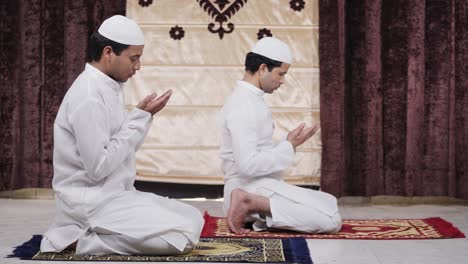 hombres musulmanes indios haciendo rituales de ramadán