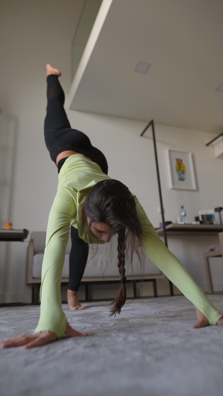 mujer haciendo yoga en casa