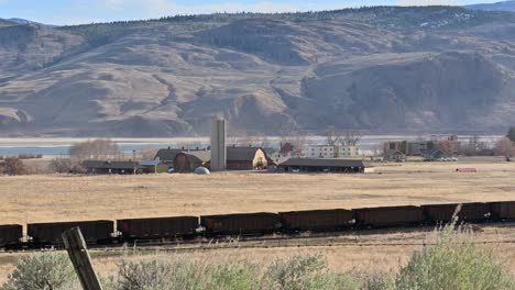 raíles a través de los campos: una visión cautivadora de un tren que atraviesa las tierras de cultivo de kamloops
