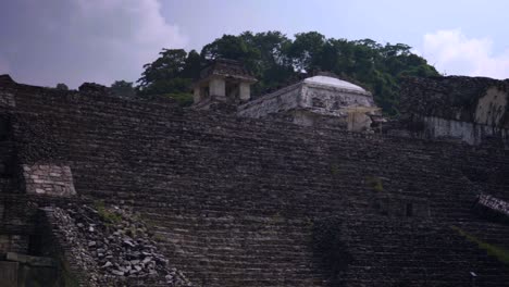 Schwenkaufnahme-Der-Archäologischen-Zone-Der-Maya-Kultur-In-Palenque,-Chiapas,-Mexiko-An-Einem-Bewölkten-Tag.-Blick-Auf-Den-Palast-Und-Eine-Inschrift-Im-Tempel