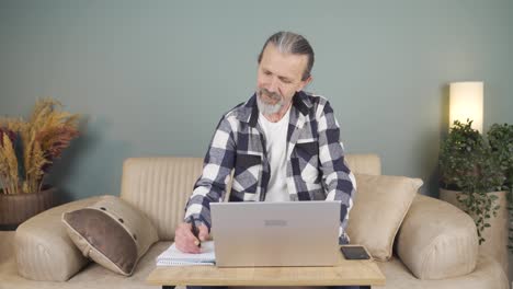 hombre trabajando en la computadora portátil con expresión feliz.