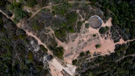 volando sobre las ruinas de la casa de la montaña echo