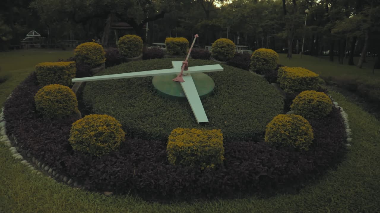 Um grande relógio no parque local de Bangkok