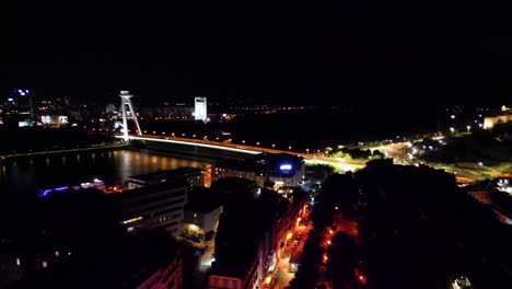 Toma-En-Cámara-Lenta-Del-Paisaje-Urbano-De-Bratislava-Por-La-Noche,-España,-Europa