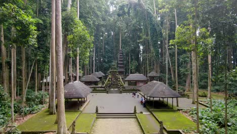 Eingangsweg-Zum-Alten-Sangeh-Tempel,-Luftfliege-In-Richtung-Aussicht