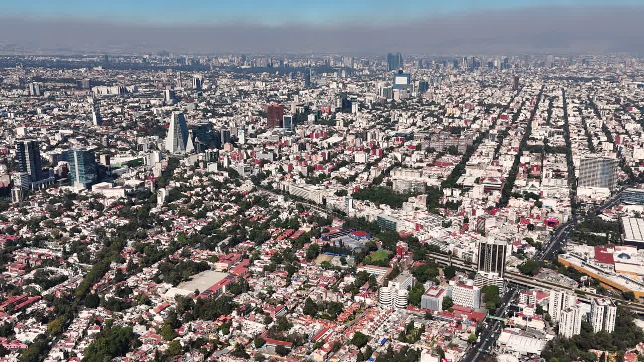 Yukarıdan bakıldığında, dumanla kaplı gökyüzü Meksiko Şehri üzerinde puslu bir parıltı oluşturuyor.