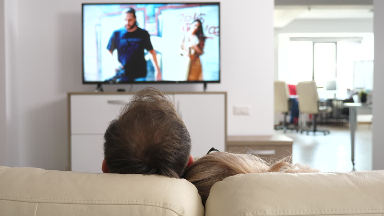 Guardare la TV a casa