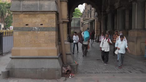 Außenansicht-Des-CSMT-Bahnhofs-In-Mumbai,-Indien,-Mit-Menschen,-Die-Pendeln