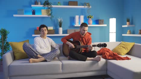 un hermano y una hermana felices y lindos están pasando un tiempo agradable y divertido juntos en casa.