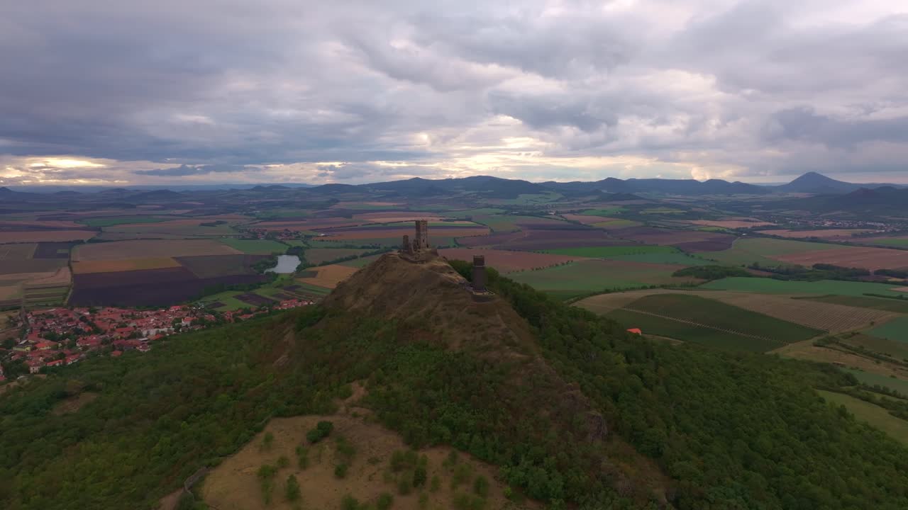 Cieli nuvolosi e campi circondano le rovine di Hazmburk a Klapy, Repubblica Ceca