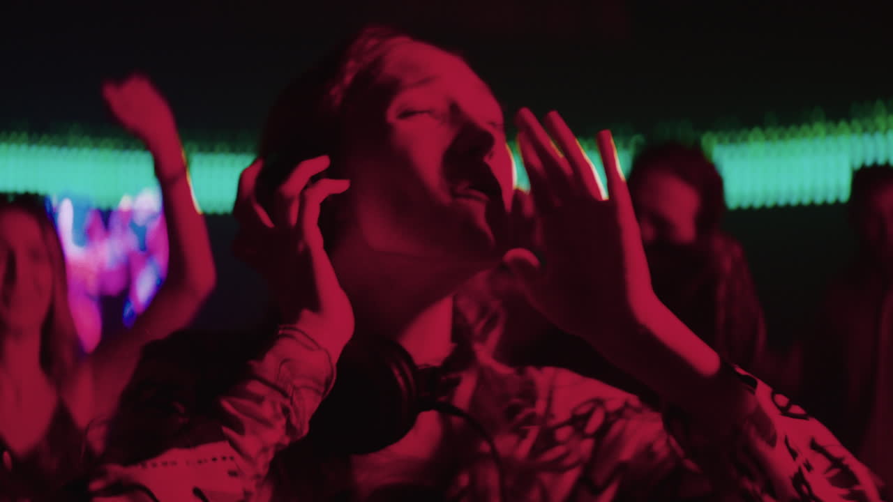 scena di una festa in un nightclub.