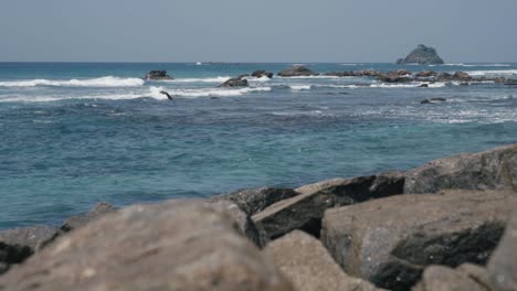 Blaue-Meereswellen-Plätschern-Und-Krachen-An-Der-Felsigen-Küste-In-Weligama,-Sri-Lanka