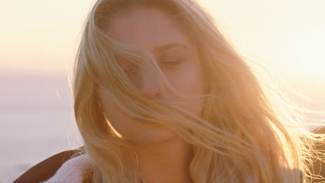 Retrato-De-Una-Mujer-Feliz-Riéndose-Divirtiéndose-En-Las-Vacaciones-De-Verano-Disfrutando-De-La-Playa-Al-Atardecer-Con-El-Viento-Soplando-El-Pelo