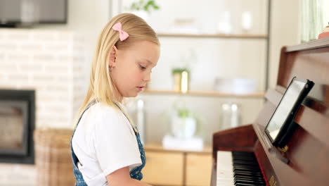 Clase-De-Piano,-Chica-Y-Musica