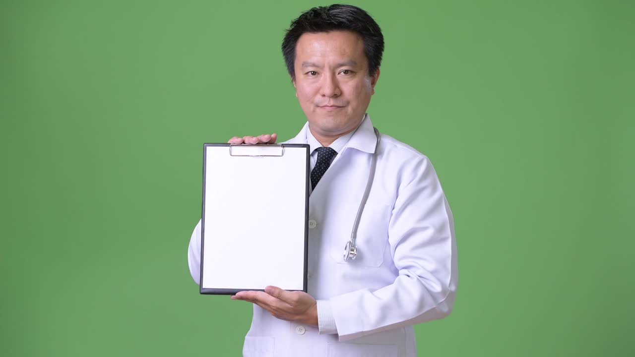 成熟した日本人男性 緑の背景の医者