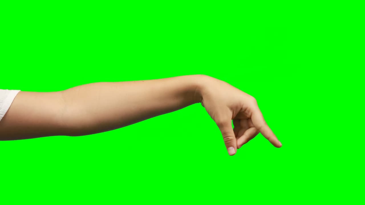 persona haciendo un gesto de la mano contra el fondo de la pantalla verde