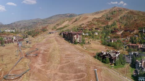 imágenes aéreas de la caída de la base de la montaña werner y la montaña rusa, en steamboat springs, colorado