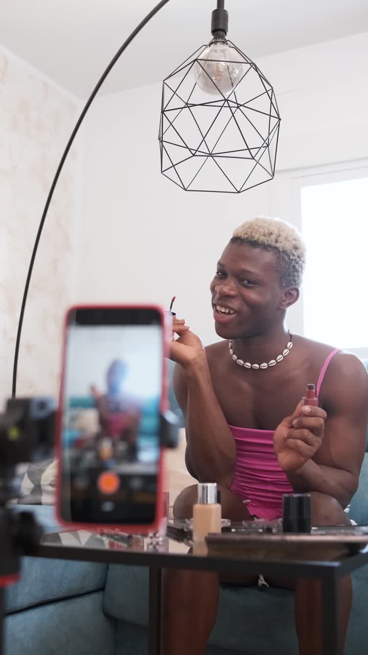 Content creator afroamericano che registra un tutorial di make-up