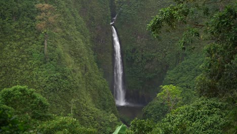 la cascada en el parque natural de la paz, costa rica