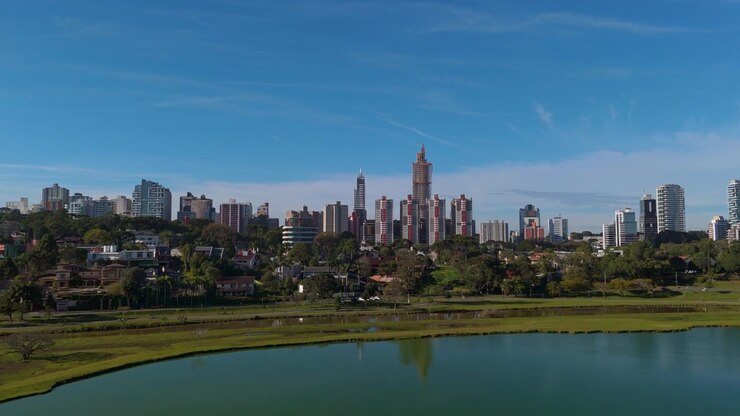 Veduta aerea del Parco Barigui, con la città di Curitiba sullo sfondo