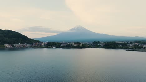 Toma-De-Drones-Del-Lago-Kawaguchi-Y-La-Zona-Residencial-De-La-Montaña-Fuji,-Japón