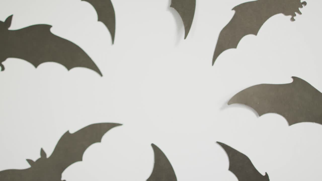 цифровая анимация нескольких икон летучих мышей на сером фоне