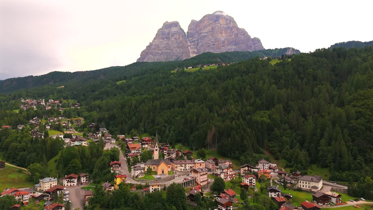 위에서 볼 때, 마을의 매력적인 건물들은 푸른 계곡과 울창한 숲과 조화롭게 여 있습니다.