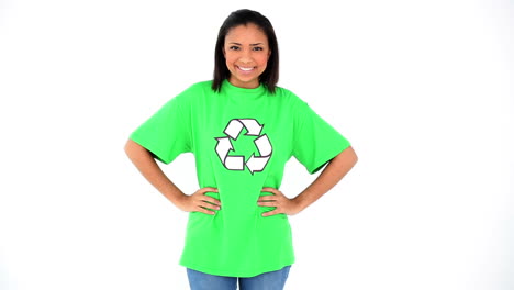 Hermosa-Joven-Activista-Ambiental-Posando-Con-Una-Camiseta-Verde-De-Reciclaje.