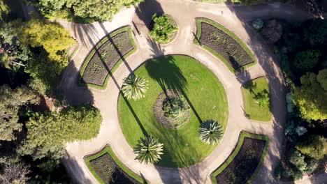 antena - tiro de dron giratorio de un hermoso jardín público, melbourne