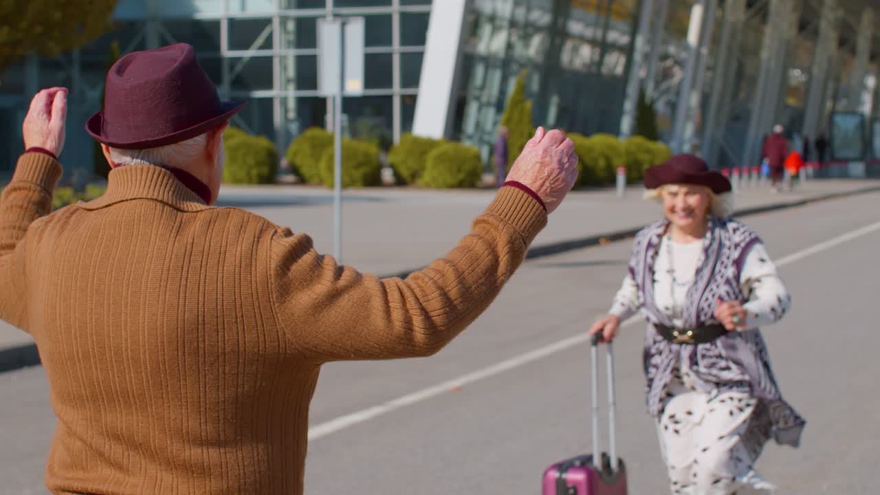 ancianos marido y mujer jubilados turistas reunión de reunión en la terminal del aeropuerto después de viajar