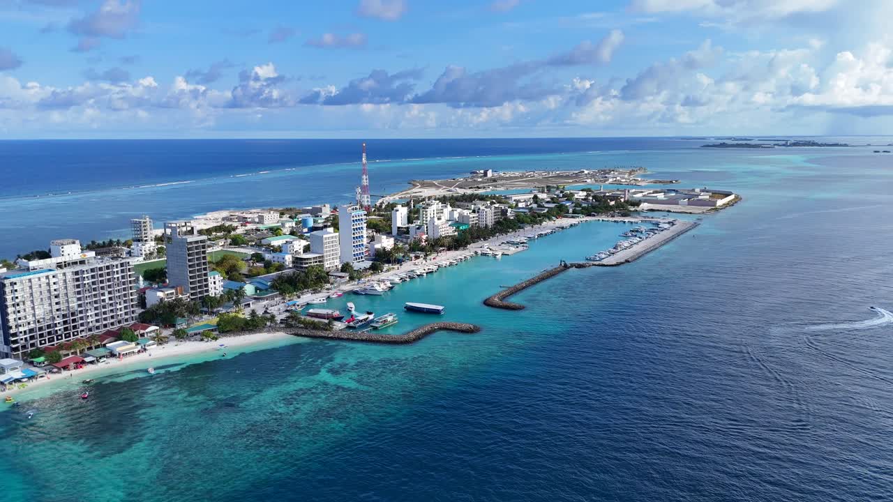Ampia vista aerea dell'isola di Maafushi che si estende nell'Oceano Indiano, Maldive.