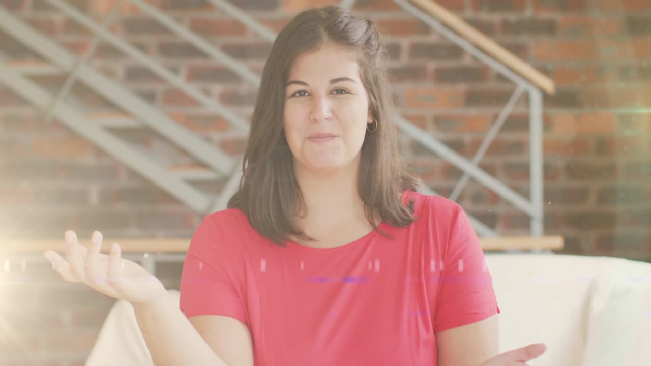 animación de luz brillante sobre una vlogger hablando con una cámara grabando un vlog en casa