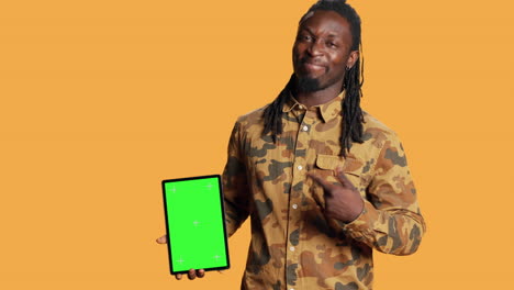 Afroamerikaner-Zeigt-Greenscreen-Auf-Dem-Tablet