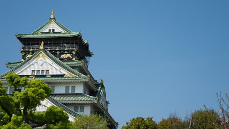 Langsame-Schwenkaufnahme-Eines-Traditionellen-Japanischen-Tempels-In-Osaka-Im-Sommer