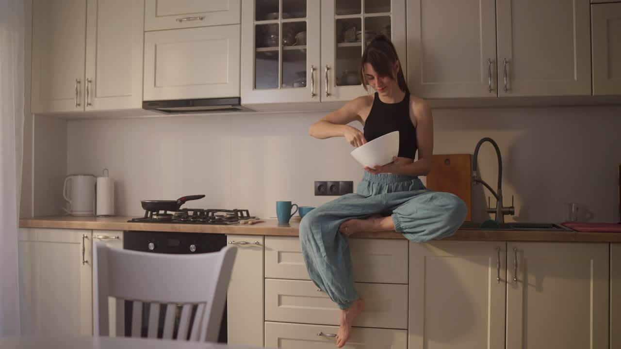 Женщина готовит на кухне
