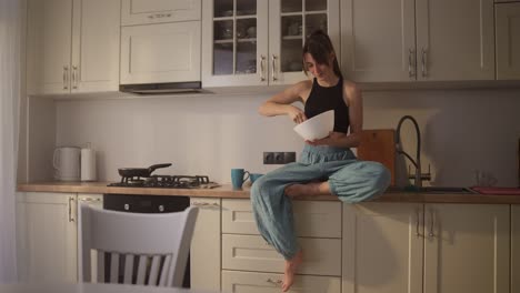 mujer cocinando en una cocina